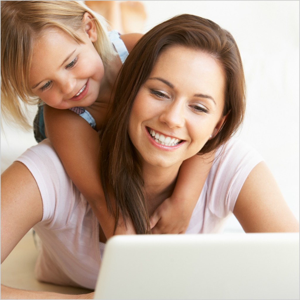 бюстгальтер для грудного вскармливания. люди в уютной обстановке. женщина с ребенком. массаж для женщин. девушка ест с удовольствием.